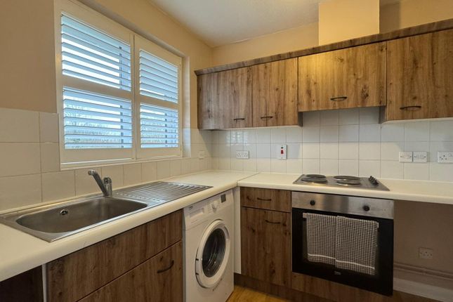 37 Worcester Gardens, Slough photo 2