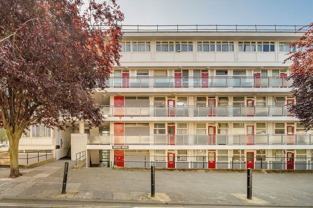 Flat 29, Whitley House, Churchill Gardens, London photo 4