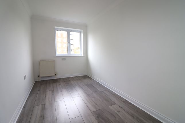 Flat to rent in The Dell, Shirley, Southampton