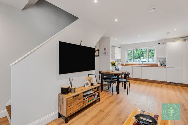4a Barber Close, Winchmore Hill, London photo 3