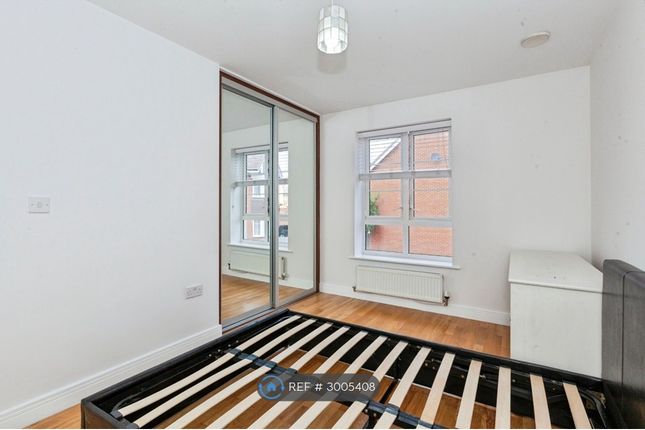 Flat  Meredew Place, Kings Reach, Slough photo 5