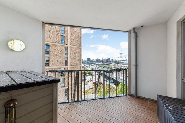 66 Discovery Tower 1, Terry Spinks Place, London photo 4