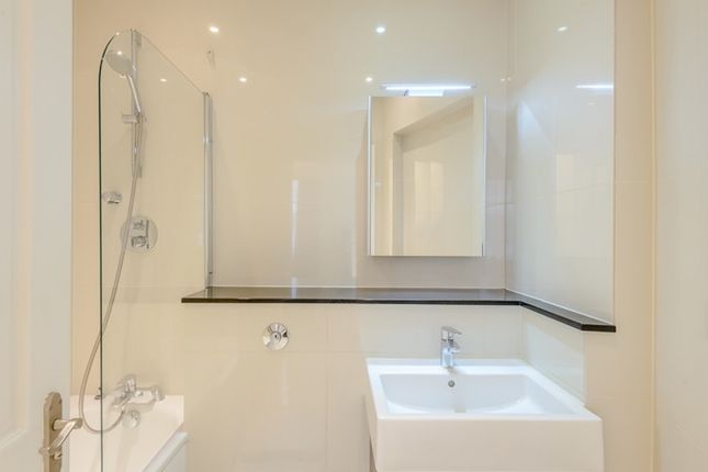 Flat to rent in Cedar House, Marylebone, London