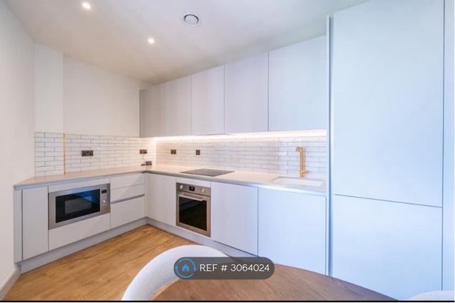 Apt  Eades Apartments, Selborne Road, London photo 4