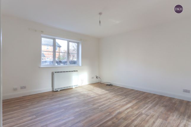 Flat 6, Kennett Court,, Whippendell Road, Hertfordshire photo 2