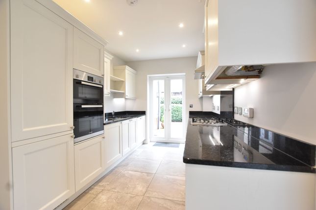 28 Mulberry Way, Ashtead photo 4