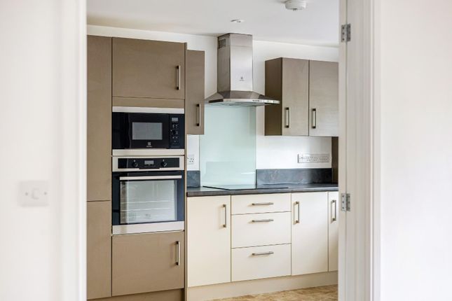 4 Ivors Court, School Road, Durrington photo 4
