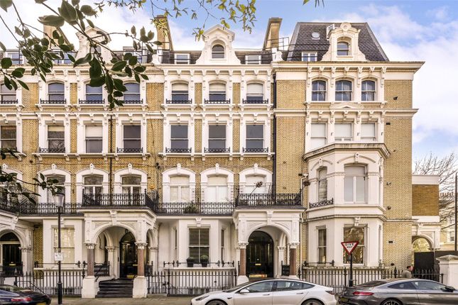 Flat to rent in Redcliffe Square, London
