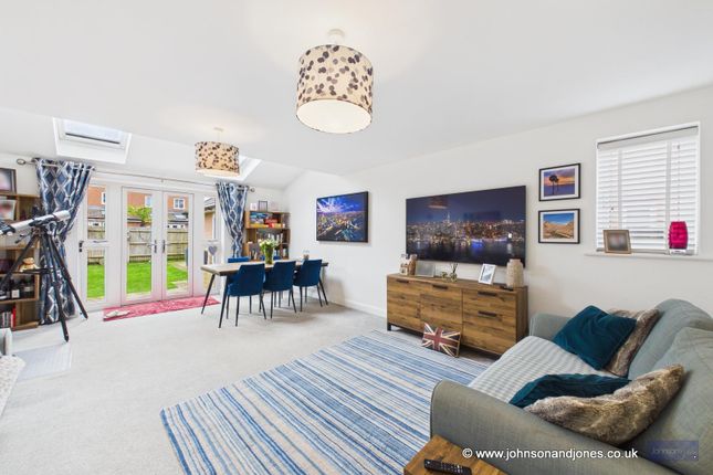 8, Cartwright Drive, Chertsey photo 2