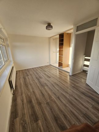 9 Liphook Close, London photo 3