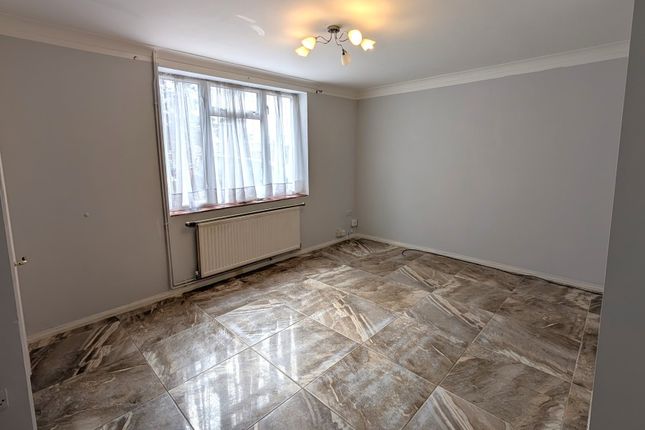 139, Albert Drive, Woking photo 3