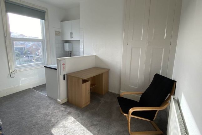 Room to rent in Powderham Crescent, Exeter