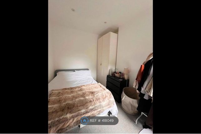 Flat   Gambole Road, London photo 5