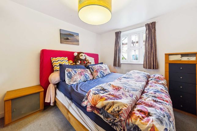 Flat for sale in Gainsborough Court, Lime Grove, London