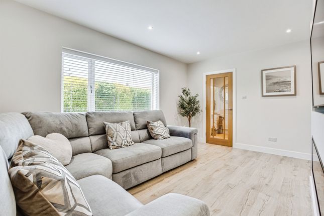5, Thorntree Avenue, Wakefield photo 3
