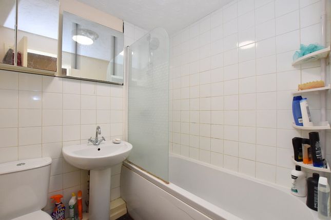 Town house to rent in Bowlers Close, Festival Heights, Stoke-On-Trent