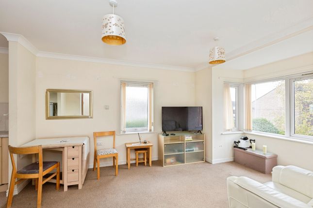 Flat 6 Chartwell House,, Barnardo Drive, Essex photo 3