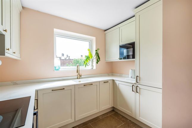 8, Oakleigh Court, Oxted photo 4