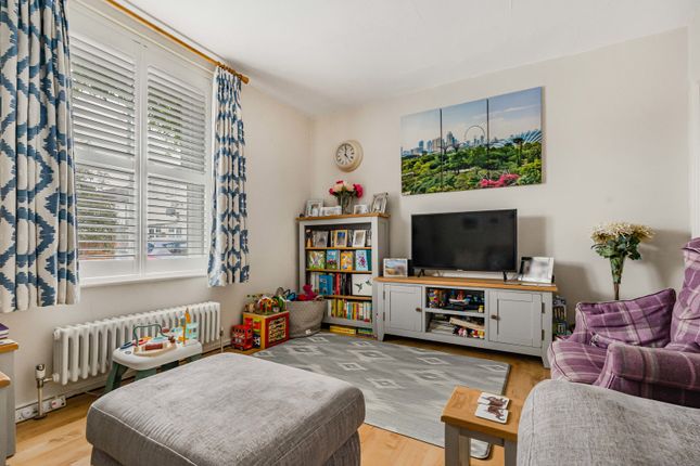 20, Queens Road, Surrey photo 2