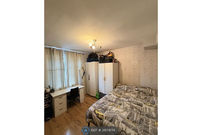 1-bed house on Frensham Drive, London, £700/mo