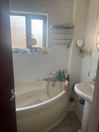 8, Peel Court, Slough photo 4
