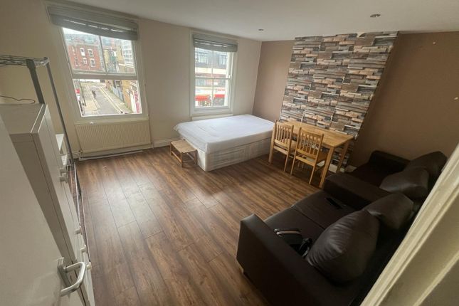Flat to rent in Mare Street, London