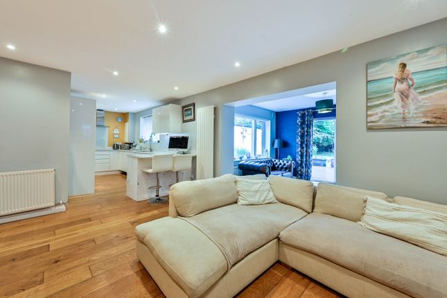 Turnoak Avenue, Woking photo 2