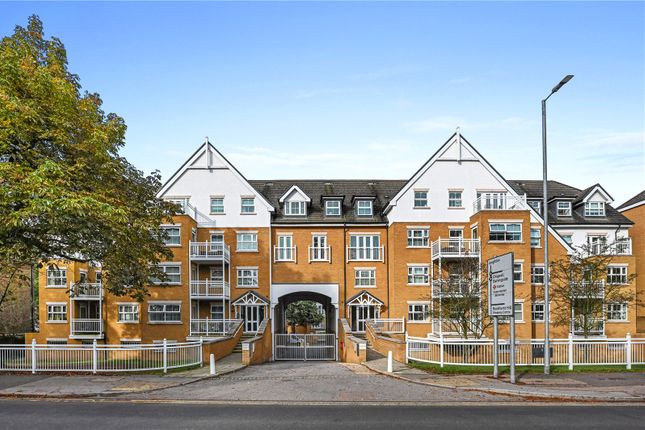 Flat to rent in Shore Point, High Road, Buckhurst Hill