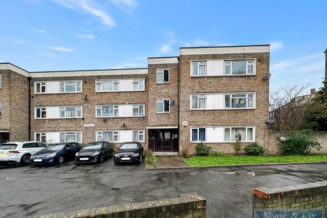 Flat to rent in Church Road, Heston, Hounslow