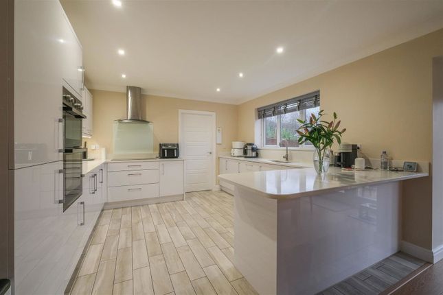 4, Oaklands Crescent, Huddersfield photo 3