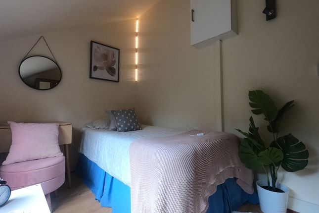 Thumbnail Room to rent in St Pauls Avenue, London