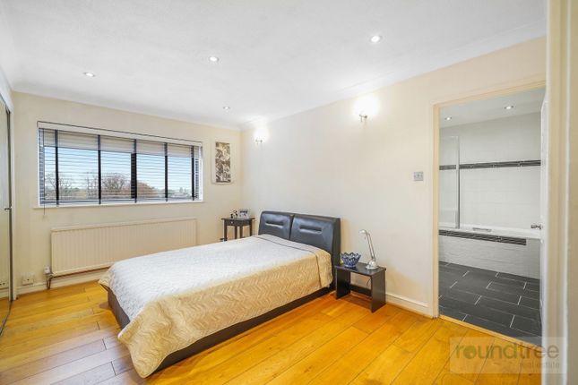 209, Spencer Close, Finchley photo 3