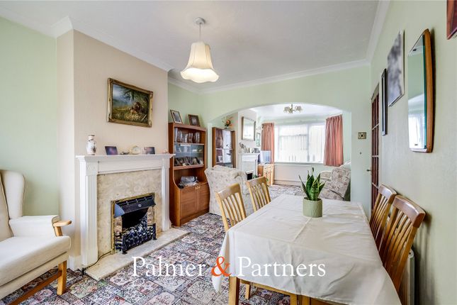 4, Wallace Crescent, Essex photo 4