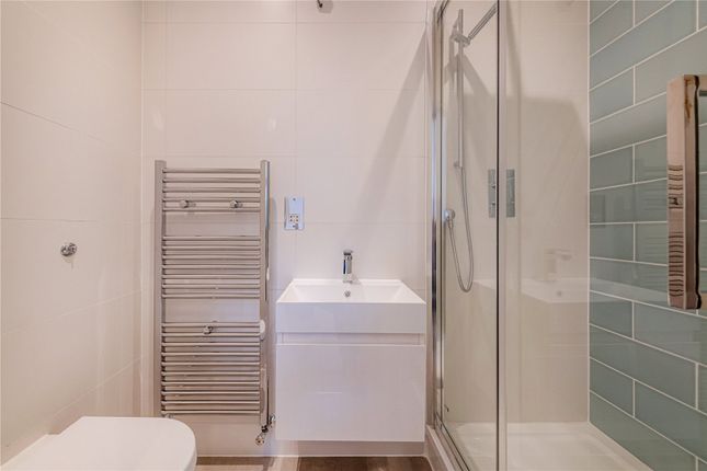 Flat for sale in Dalgarno Gardens, London