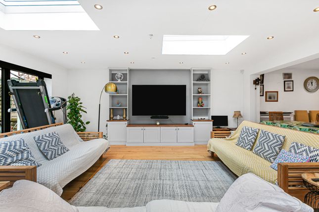 12, Broomfield, Surrey photo 2