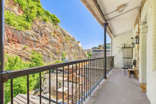 2-bed flat on 13 Albert Court, £100,000