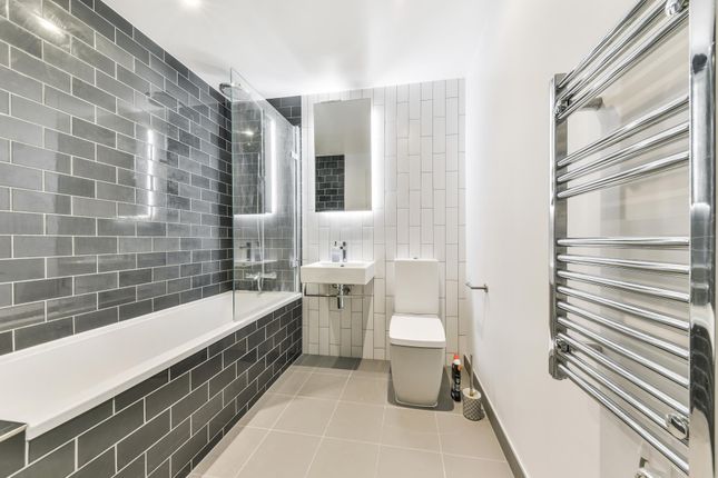 Flat for sale in John Cabot House, Royal Wharf, London