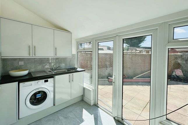Flat to rent in Salt Hill Drive, Slough