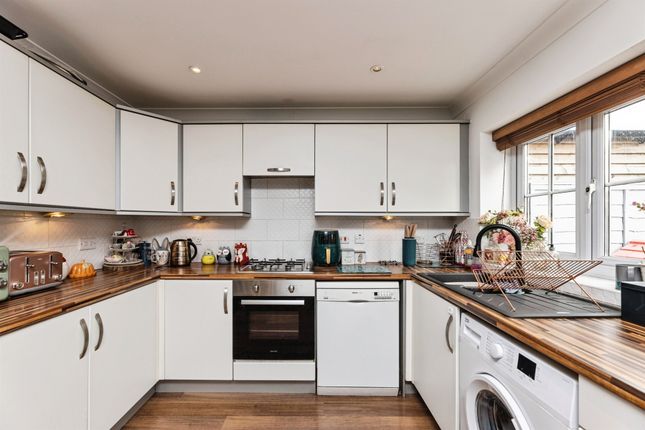 3, Parkfield Court, LEEDS photo 4