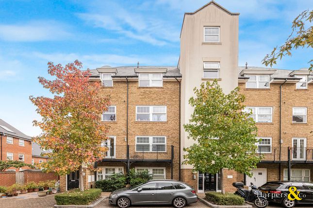 2-bed detached on 1 Wells View Drive, Bromley, £1,850/mo