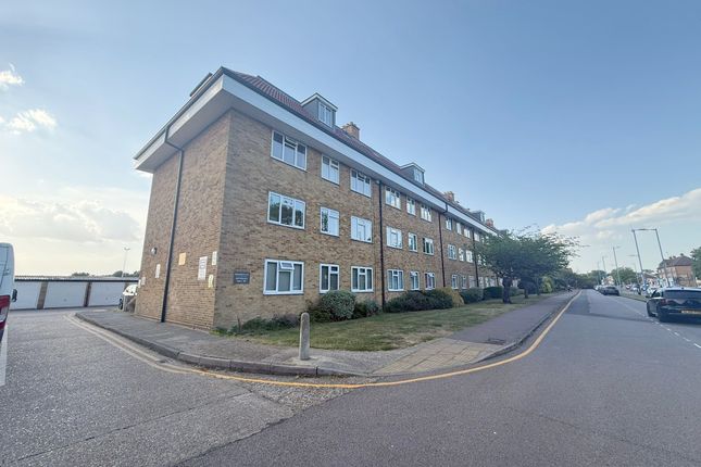 2-bed flat on 4, Parkside, Potters Bar, £1,695/mo