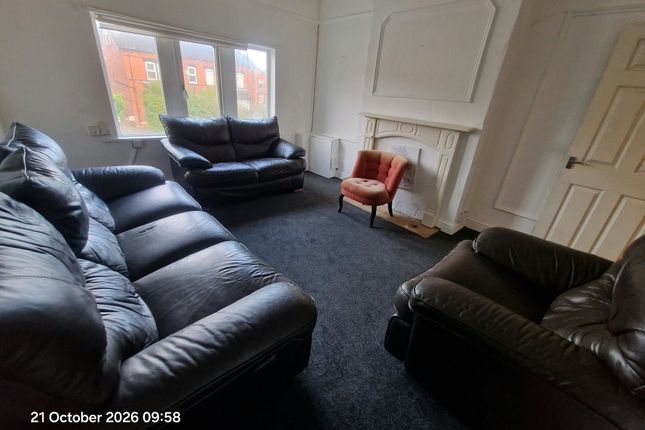 4 Woodlea Grove, Leeds photo 2