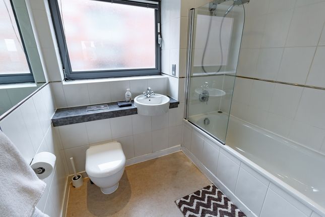 Flat to rent in Leeds Street, Liverpool