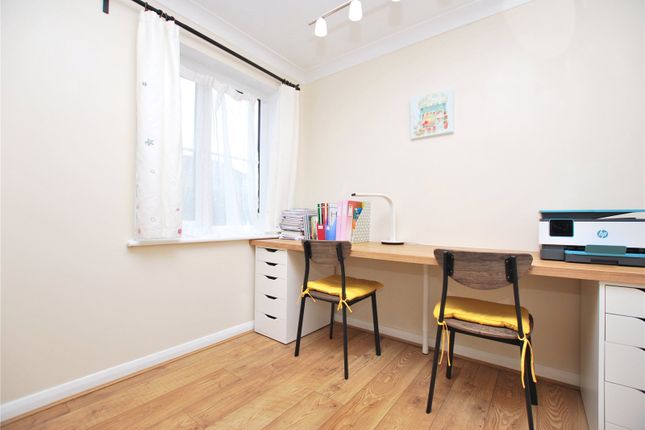 16, Swan Court, Guildford photo 4