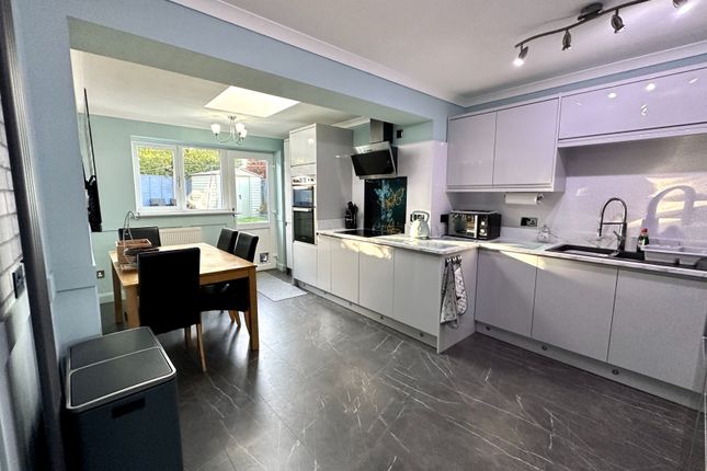 Exbury Close, Wolverhampton photo 4