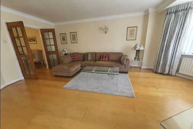 Flat to rent in Florence House, Palace Gate, London