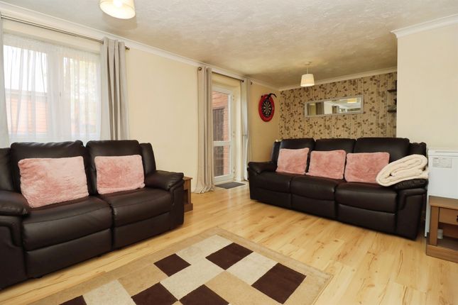 247, Minerva Way, Wellingborough photo 2