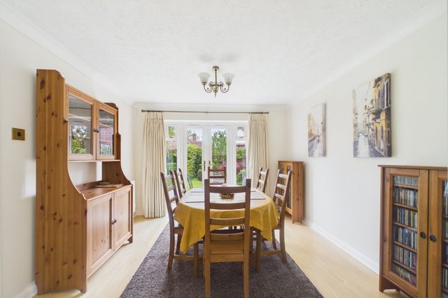 4, Poyle Gardens, Bracknell photo 3