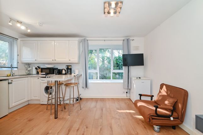6 Elmley Close, London photo 3