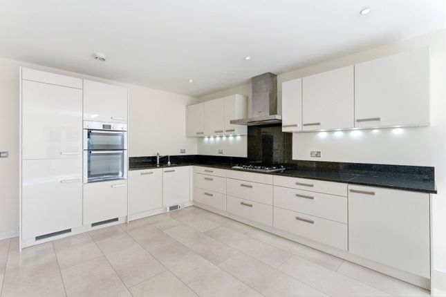 10, Woolman Road, Hertfordshire photo 2